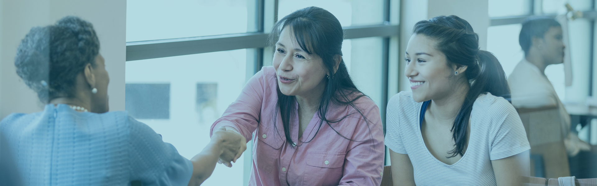 Women shaking hands | Contact